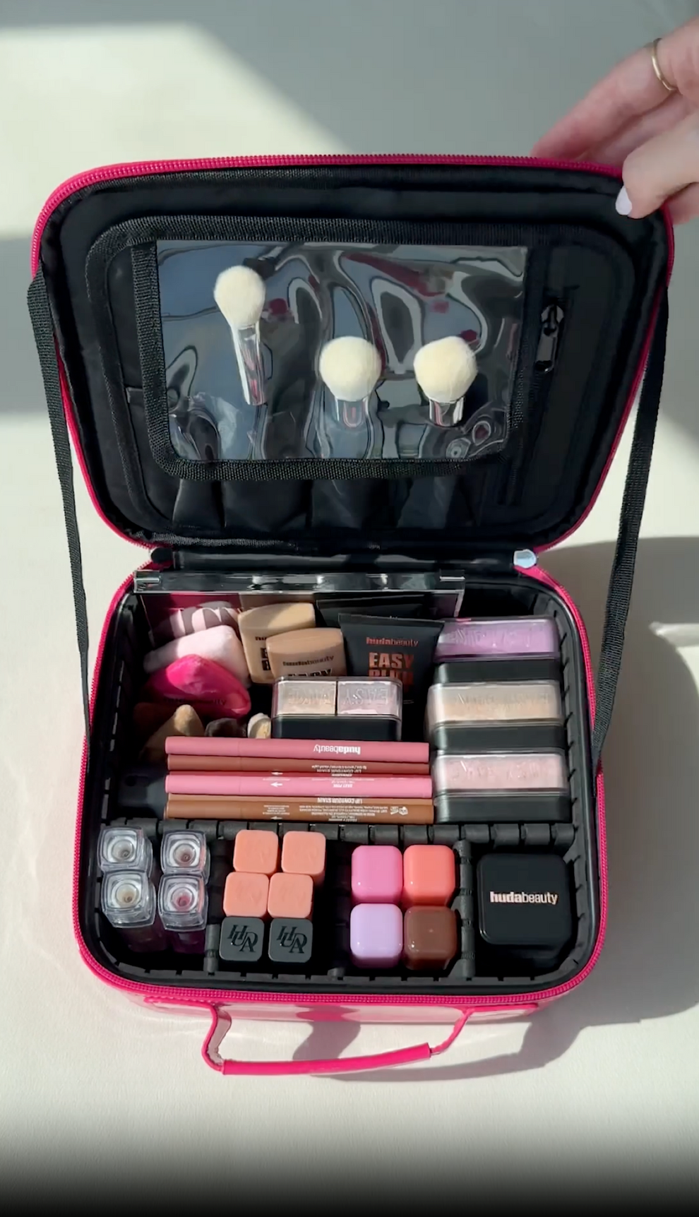 HUDA BEAUTY LARGE VANITY BAG
The ultimate Power Pink vanity that fits all your huda beauty favs. ● H: 23.5 cm X W 26 cm X D 9.5 cm