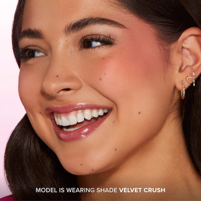 Too Faced 
Cloud Crush Blurring Powder Blush.               Color: Velvet Crush - nude pink