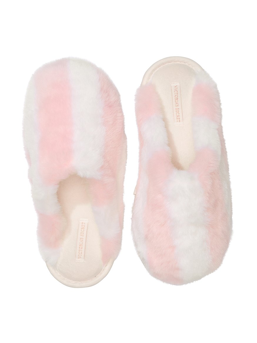 Victoria's Secret
Closed-Toe Faux Fur Slippers