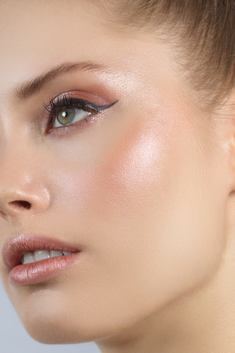 STILA Heaven's Hue
Highlighter-color:Kitten (Shimmering Nude Pink)