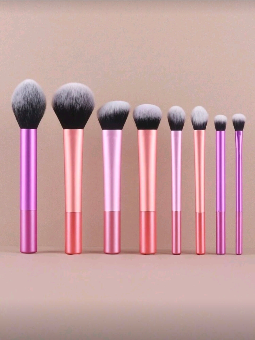 SET OF 8 BRUSHES